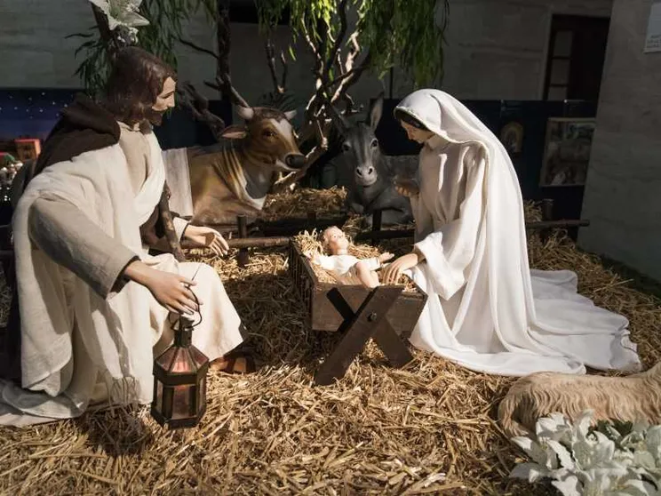 Una rappresentazione della natività con la Madonna, Gesù bambino, san Giuseppe e i tre Re Magi