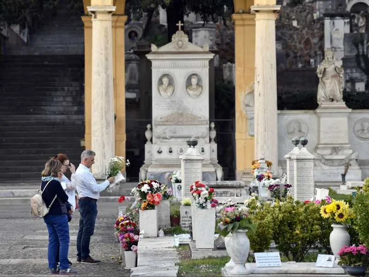 Disperdere le ceneri dei defunti o conservarle in casa: cosa dice la Chiesa