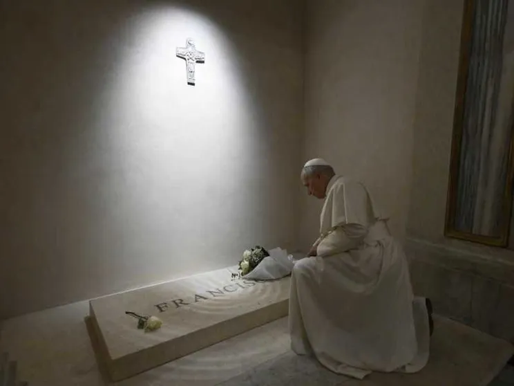 Leone XIV si è fermato a pregare sulla tomba di papa Francesco