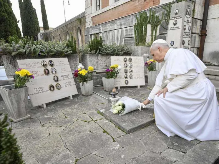 Il Papa al Verano: «Cristo ha sconfitto la morte»