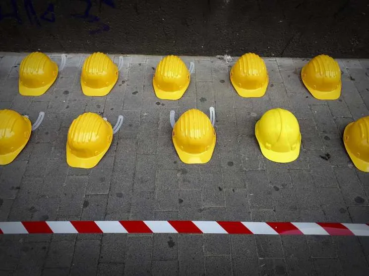 Roma, non ce l'ha fatta l'operaio rimasto ferito nel crollo. Il lavoro è un'emergenza
