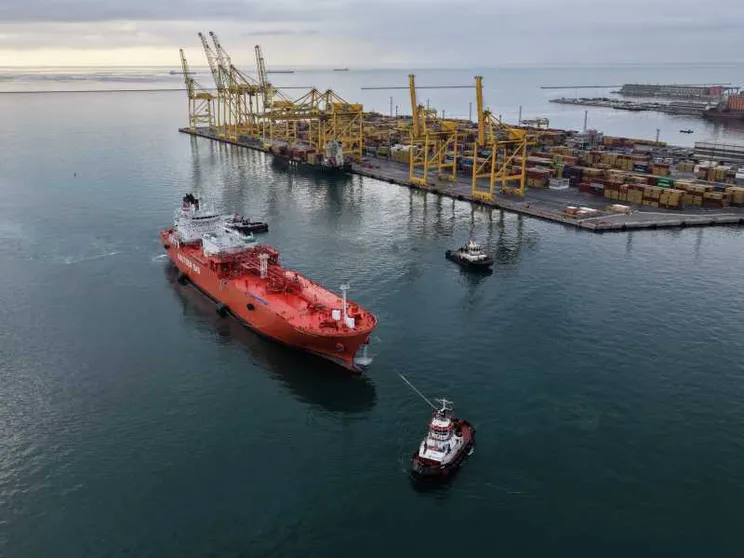 Il primo rifornimento di gas liquido per una nave in Italia