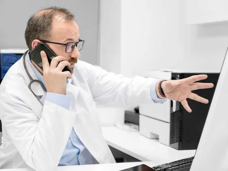Non è fantascienza: l’IA può curarci, ma anche disumanizzarci