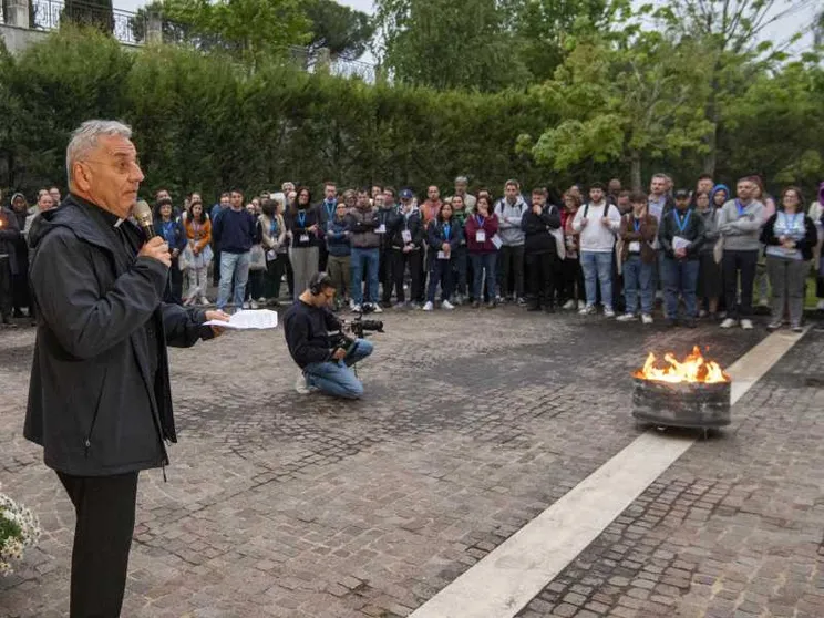 Don Giuliano Savina durante la preghiera intereligiosa del Convegno Nazionale di Pastorale Giovanile