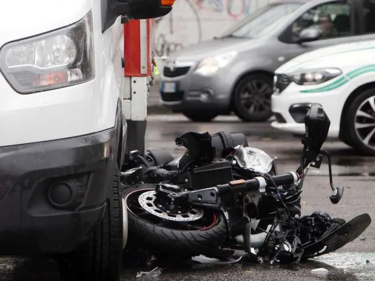 Incidenti e paradossi: guidiamo auto nuove su strade obsolete
