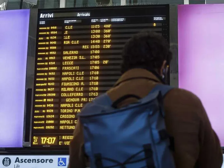 Passeggeri alla stazione Termini in attesa per l'interruzione della linea ferroviaria a causa di un investimento avvenuto in Calabria. Ansa/Angelo Carconi