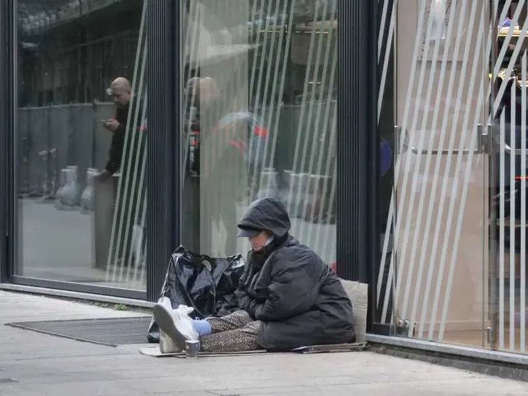La Giornata dei poveri? Sotto il tavolo, con Lazzaro
