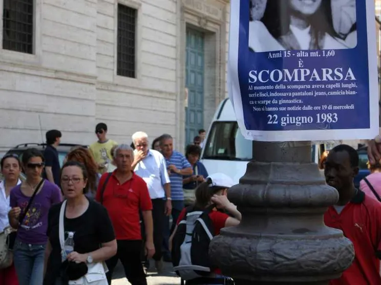Uno dei manifesti, gli stessi di tanti anni fa, affisso nei pressi del Vaticano per ricordare la scomparsa di Emanuela Orlandi / ANSA