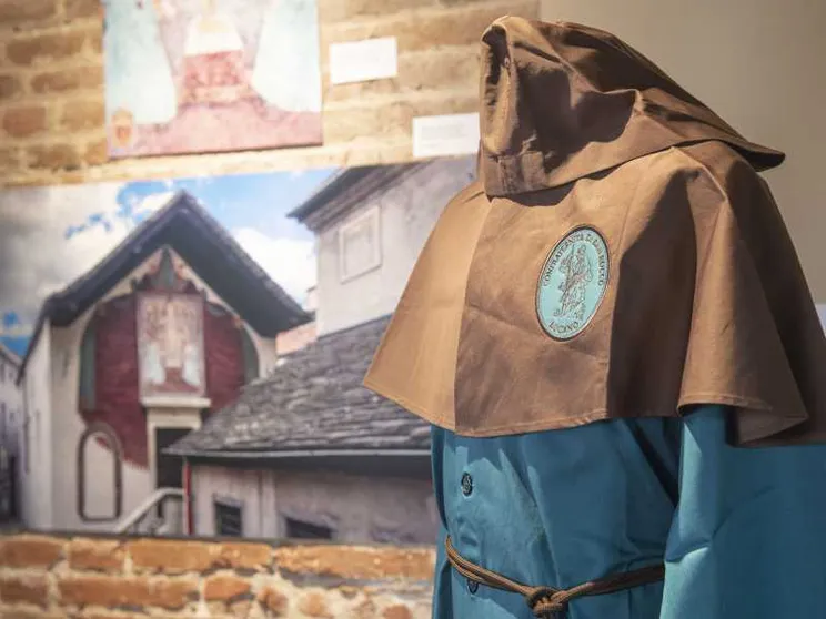 L’abito di una confraternita esposto nella mostra “Habitus Fidei”, che si offre al visitatore come un itinerario fra arte, storia e fede cristiana