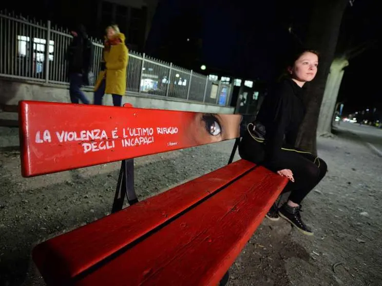 Una delle panchine rosse sparse nelle nostre città