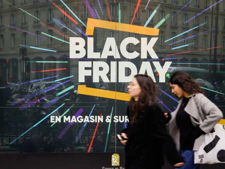 Le vetrine di Parigi inneggiano al Black Friday