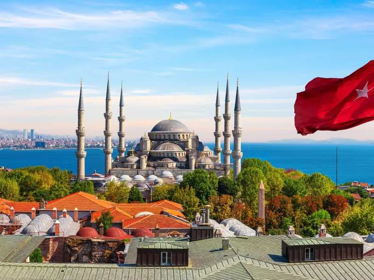 Il vescovo: «La Turchia, ponte con l’Oriente. L’Occidente non l’ha capito, il Papa sì»