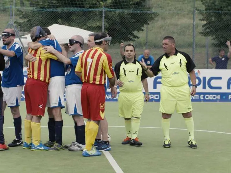 Giocare a calcio per uscire dal buio