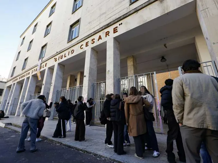 Nel bagno del liceo Giulio Cesare di Roma è stata appesa la “lista degli stupri”