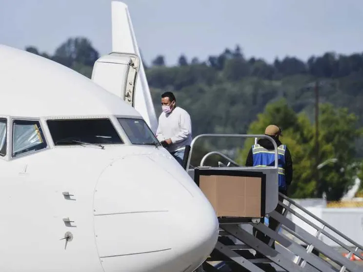 Un immigrato viene fatto salire a bordo dell’aereo che, dallo scalo di Alexandria, lo riporterà in patria dopo l’espulsione