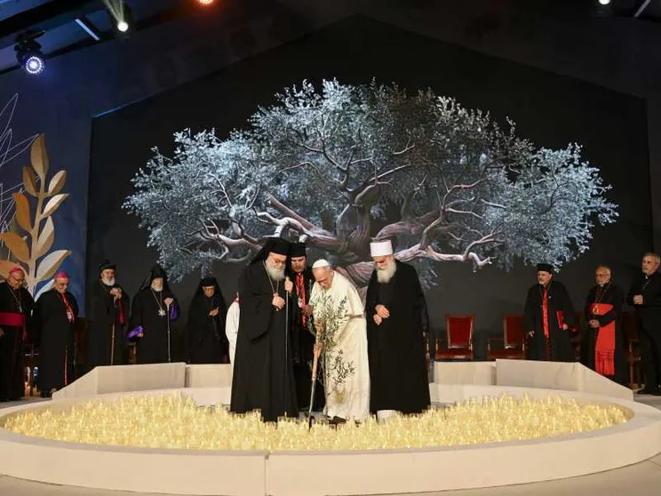 Il Papa dal Libano: cristiani e musulmani, insieme per la pace. E basta paure