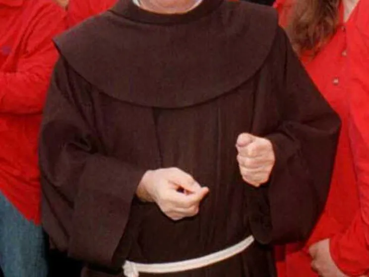 Padre Eligio Gelmini coi suoi ragazzi / ANSA