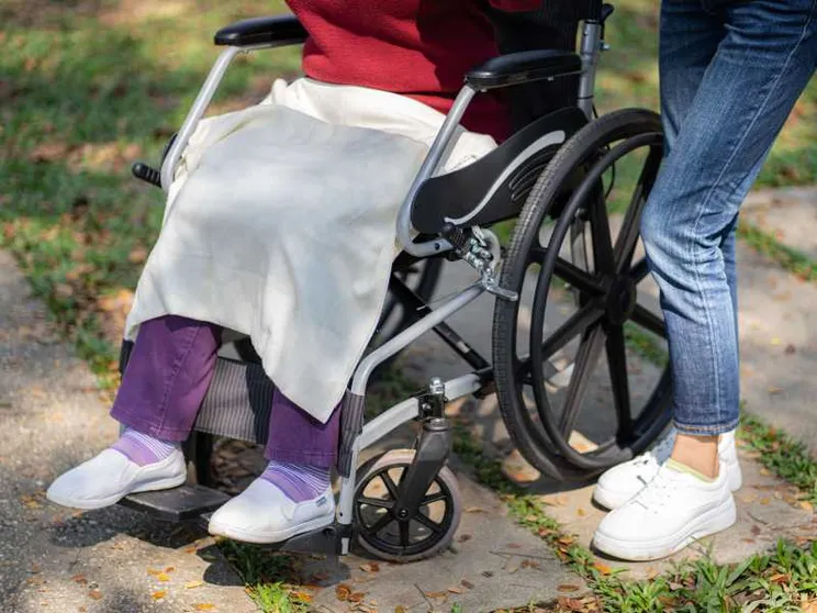 Disabilità, anziani e caregiver: serve un Ministero per la cura