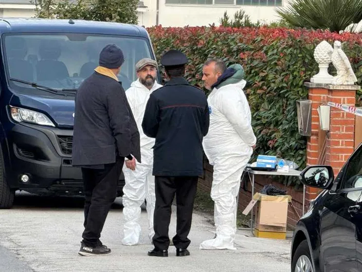 Picchiata a morte, il marito in fuga: orrore ad Ancona