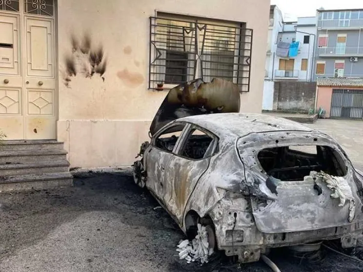 Incendiata l'auto del parroco: a Francofonte la comunità non si fa spaventare