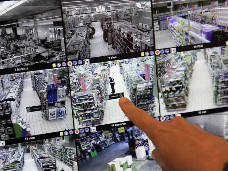 Furti in crescita nei negozi e nei supermercati: la colpa è anche delle casse automatiche