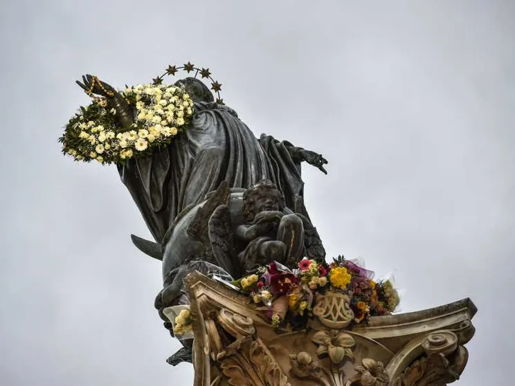 La statua dell'Immacolata in cima alla colonna in Piazza di Spagna, a Roma