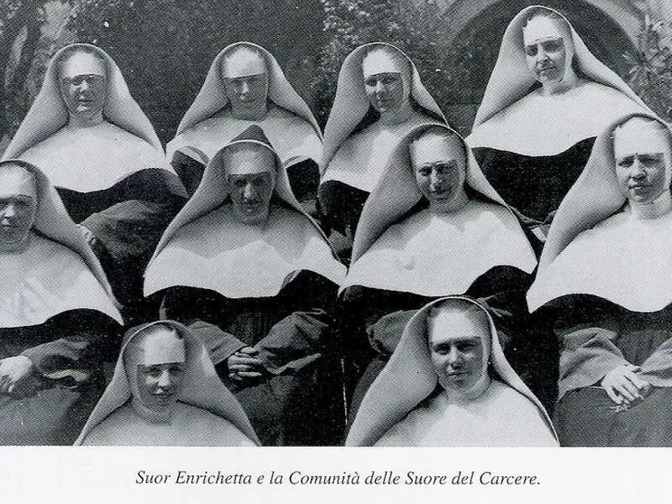 Un'immagine in bianco e nero mostra un gruppo di suore con il velo