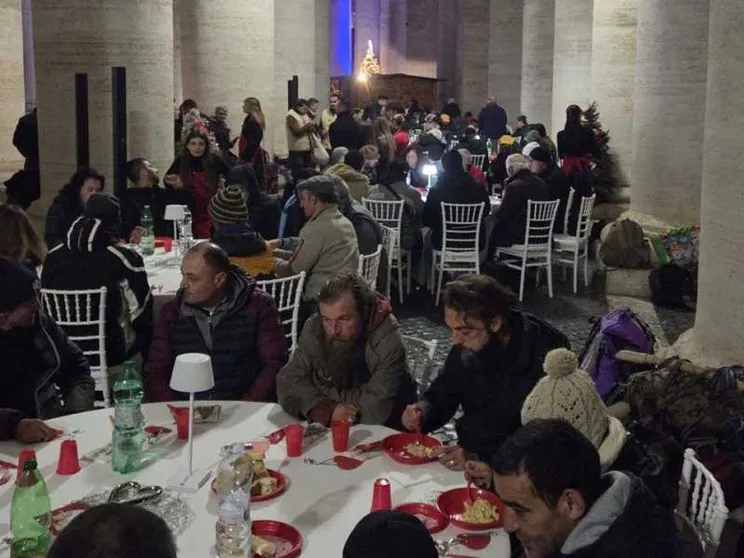 In piazza San Pietro la cena per 120 poveri. Anche grazie a un contributo "radiofonico"