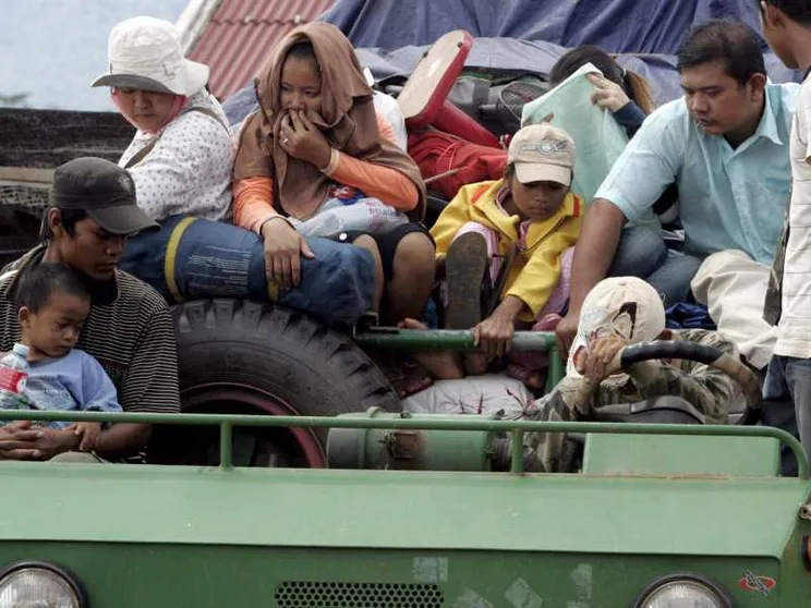Civili in fuga sul confine tra Cambogia e Thailandia / ANSA