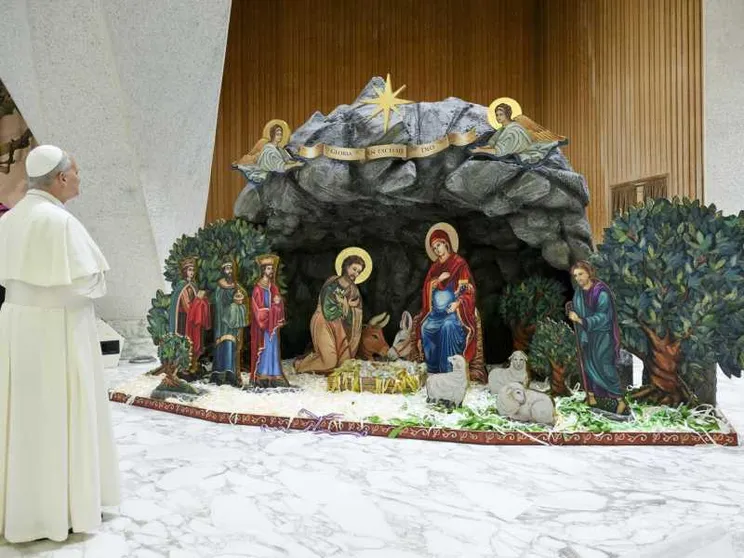 C'è una Vergine incinta in Vaticano. Dal presepe il grido contro l'aborto