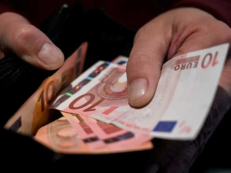 Pagamento in contanti. Foto Imagoeconomia