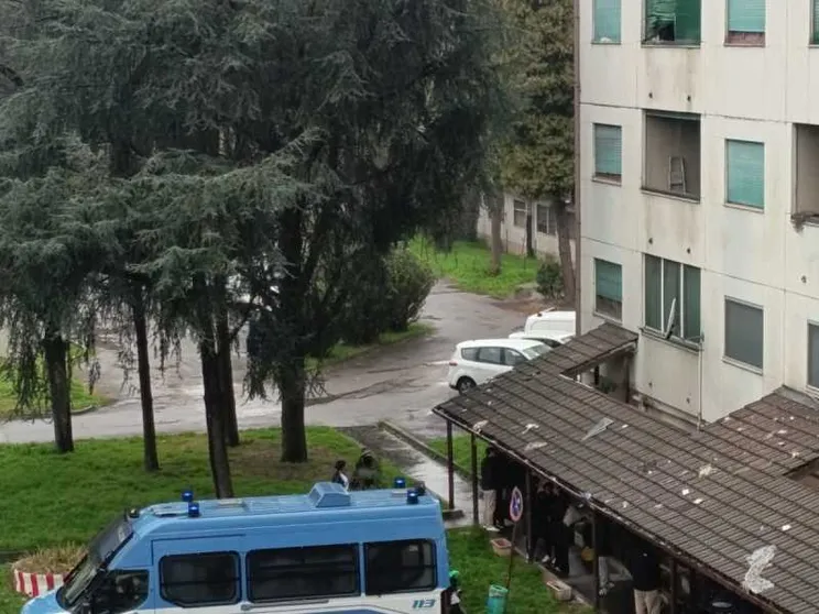 Una camionetta della polizia all'esterno del palazzo di via Quarti, 31 a Milano, dove è stata eseguita l'ordinanza di sgombero
