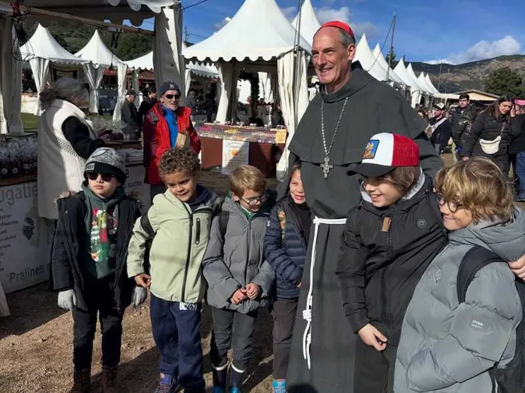 Il cardinale Bustillo: società impaurita e web violento. Ripariamo il vivere civile