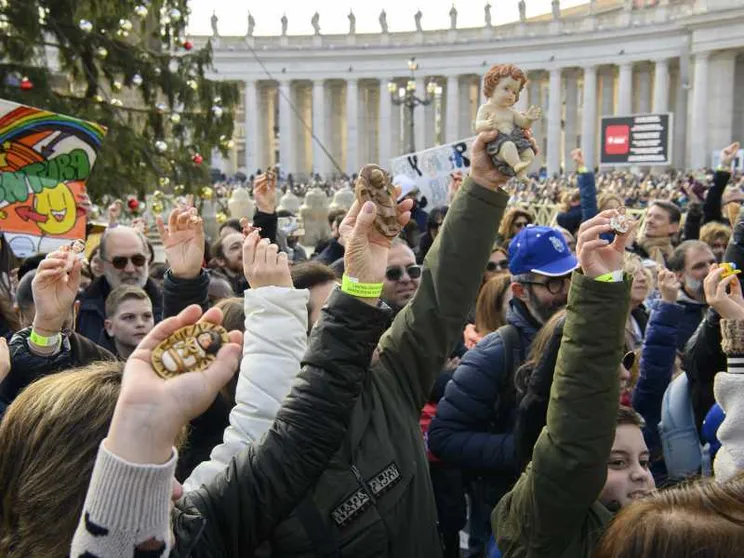 La benedizione dei Bambinelli del presepe in piazza San Pietro, nella quarta Domenica di Avvento, 21 dicembre 2025