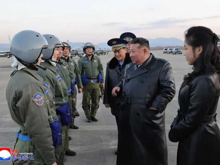 Il leader nordcoreano Kim Jong-un in compagnia della figlia Kim Ju Ae