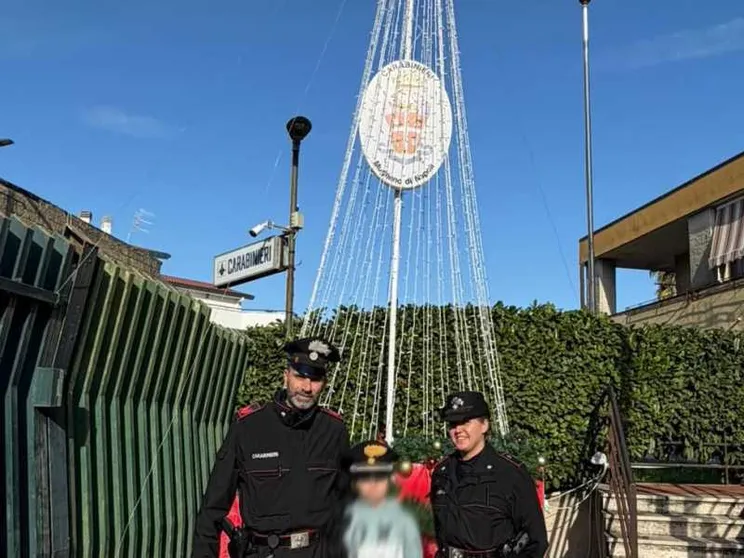 Alessio coi carabinieri che l'hanno ritrovato