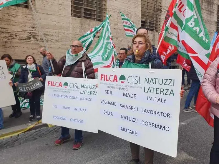 Esuberi e chiusure: il Natale “tagliato” dei dipendenti della Natuzzi