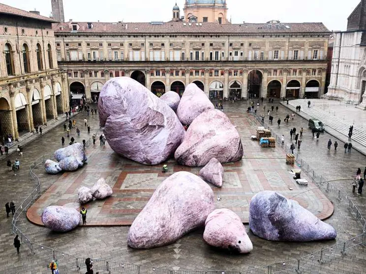 Ci sono 19 enormi rocce in piazza Maggiore a Bologna