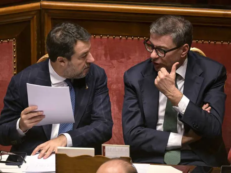 Il ministro dell’Economia e delle Finanze, Giancarlo Giorgetti, con il ministro delle Infrastrutture e dei Trasporti, Matteo Salvini durante il voto di fiducia in Senato sulla legge di bilancio 2026, Roma, 23 dicembre 2025 / ANSA
