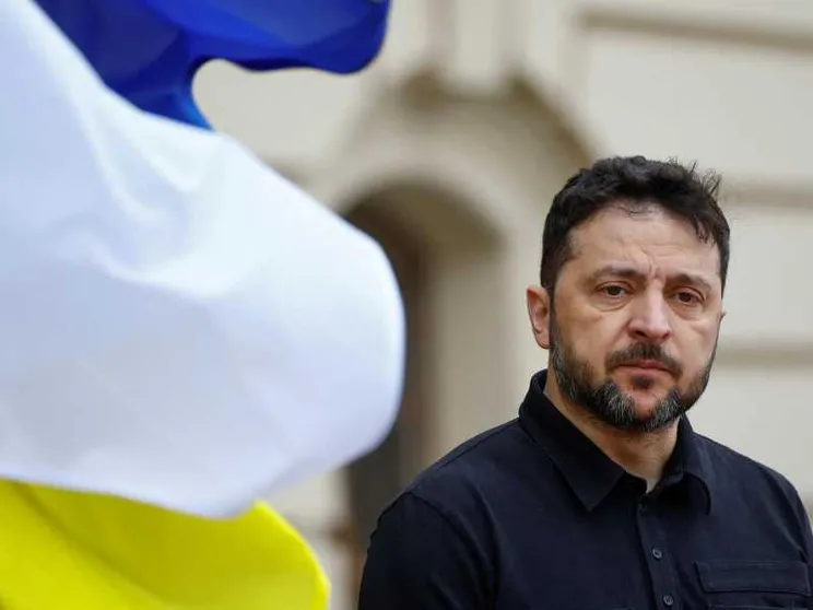 Cosa c'è nell'ultima bozza del piano di pace che Zelensky discuterà domenica con Trump
