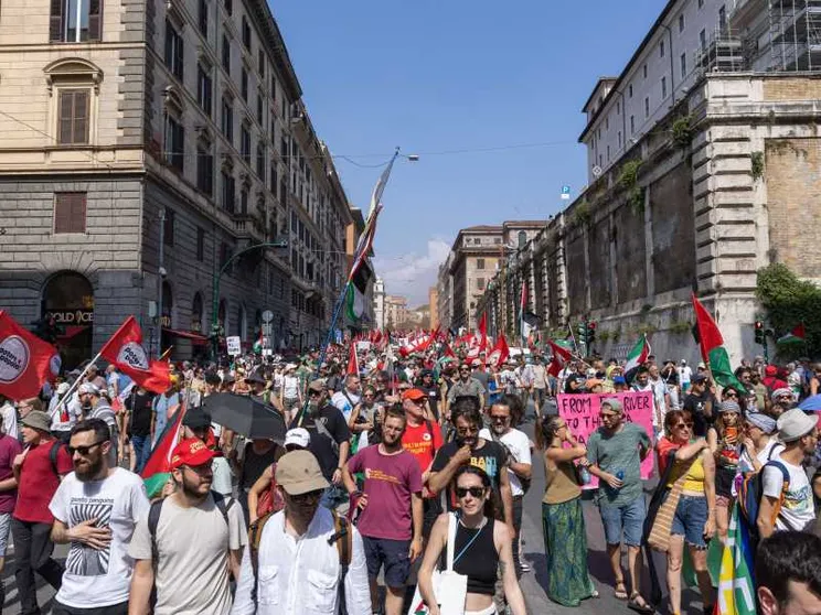La politica «che fa schifo» e il bisogno di scendere in piazza