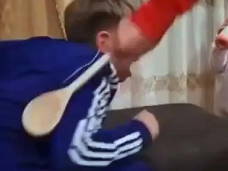 Il caso dell'uomo che picchiava il figlio col cucchiaio e che è già stato liberato