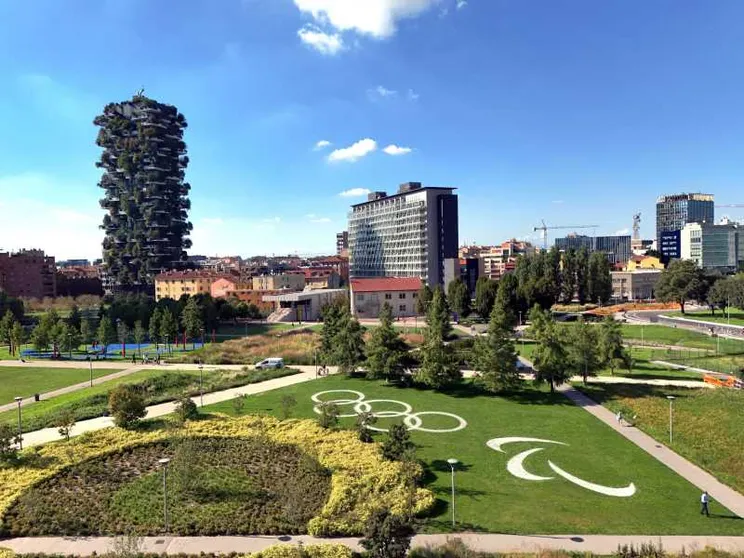 Via l’asfalto e il cemento dalle città, ora torna la terra