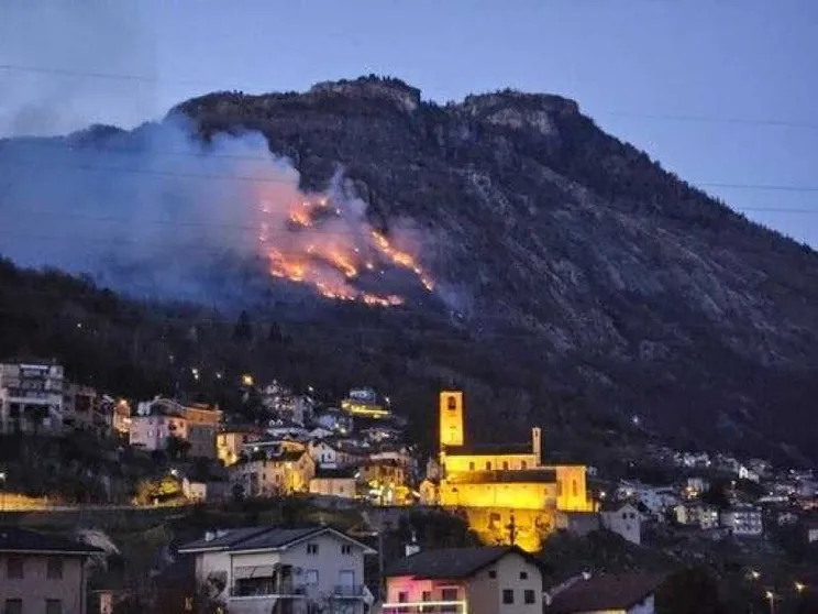 Si perde nei boschi e accende un fuoco. Ma scatena un incendio