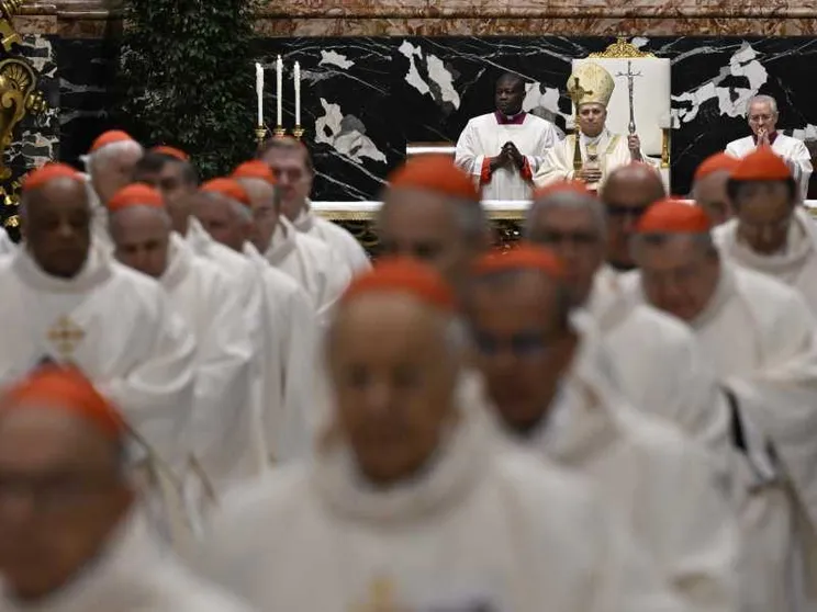 Il Papa ai cardinali: non portatemi le agende personali ma le voci della gente