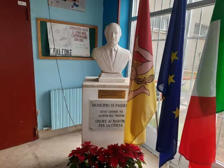 ll mezzo busto del giudice assassinato dalla mafia campeggia, in effigie, nell’atrio della scuola di quartiere “Giovanni Falcone”