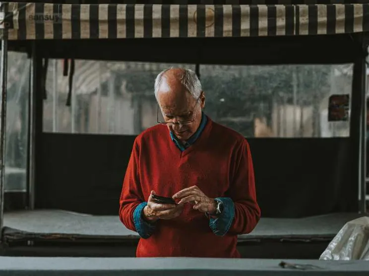Un anziano signore col suo smartphone
