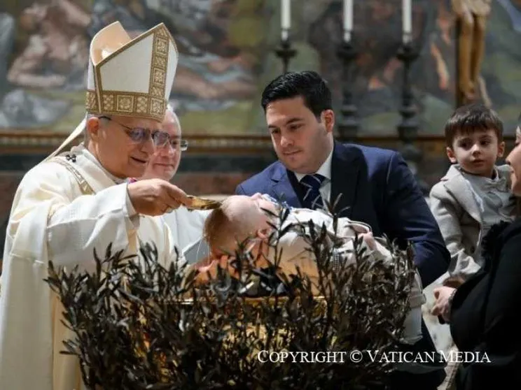 Un momento dei Battesimi nella Cappella Sistina in Vaticano con Leone XIV, ieri 11 gennaio 2026