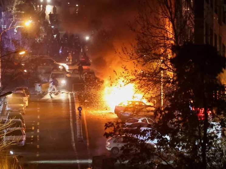 Un’auto in fiamme durante le proteste nel centro di Teheran / REUTERS