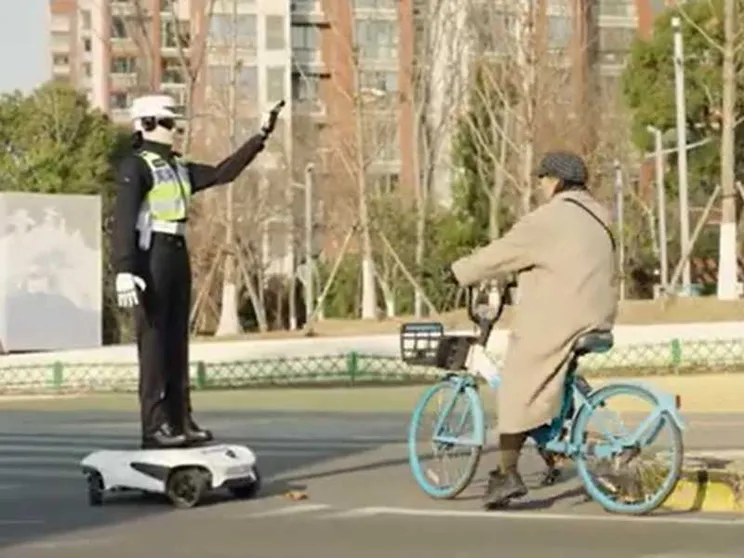 Un robot come vigile urbano: in Cina è già realtà. Ma fa riflettere